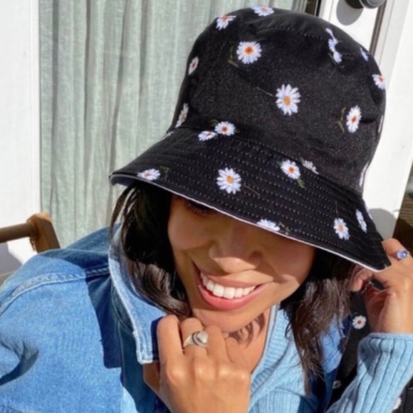 NWT Alice + Olivia Reversible Bucket Hat - Picture 2 of 6